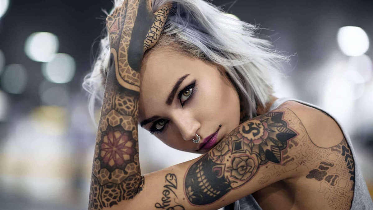 Tattoo-girl-face-look-hand